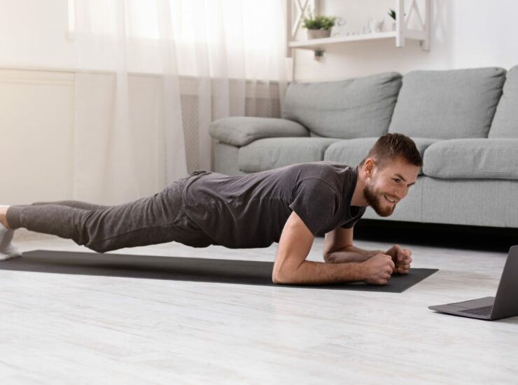 Mann macht Online-Sportkurs