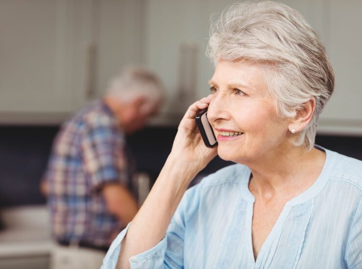 ältere Dame telefoniert