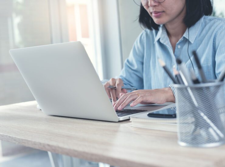 Frau vor dem Laptop