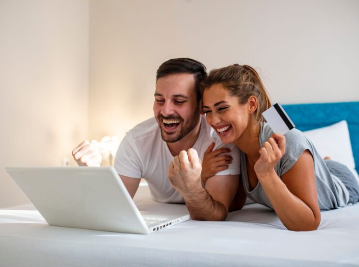 Paar freut sich vor dem Laptop